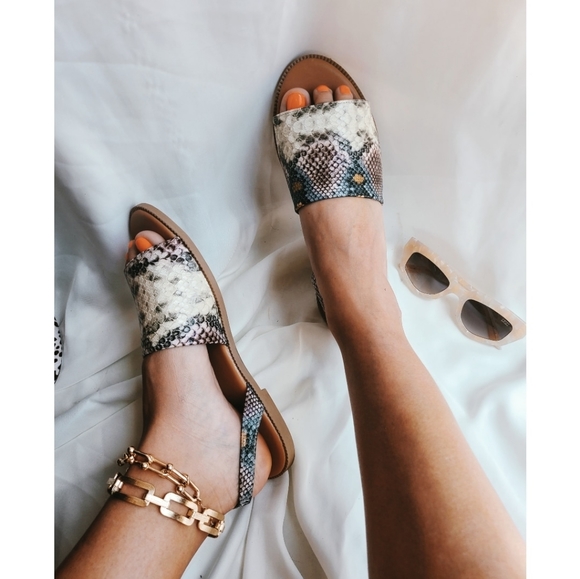 🚨FEW PAIRS LEFT// Snake print Sandal - Picture 5 of 6